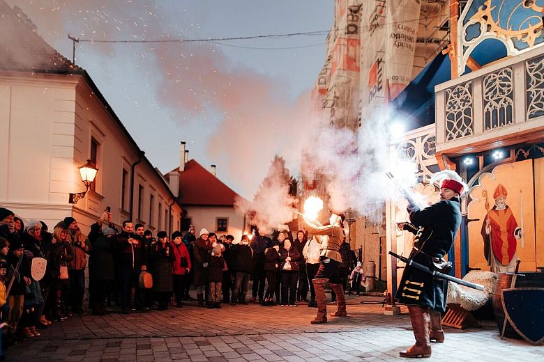 Zsonglőrök szórakoztatják a közönséget a nagyszombati középkori adventi vásáron