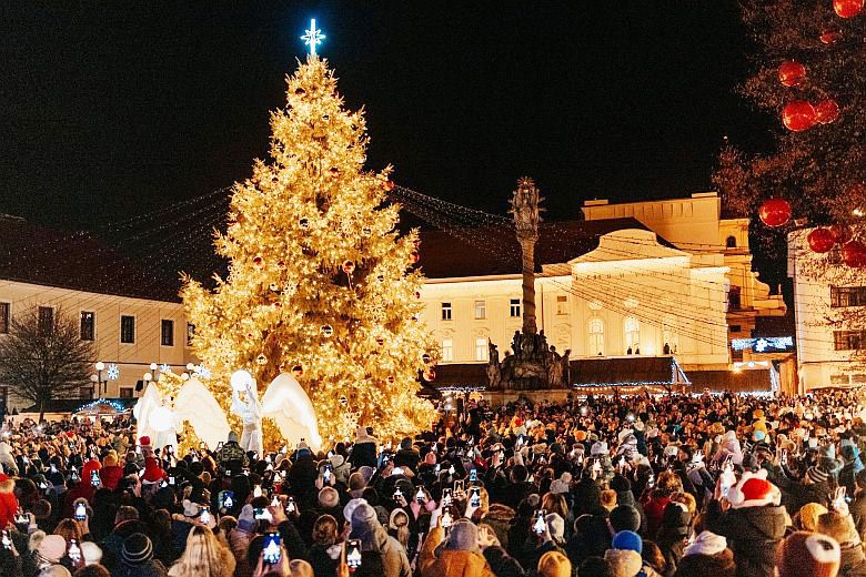 Középkori adventi vásár a nagyszombati Szent Miklós téren karácsonyi hangulatban