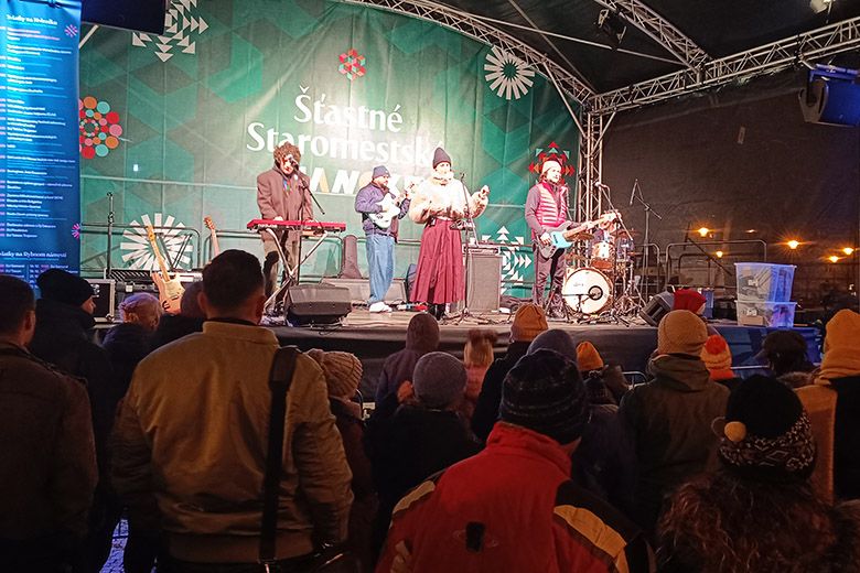 Szlovák zenekar koncertezik a pozsonyi karácsonyi vásár színpadán 2025-ben