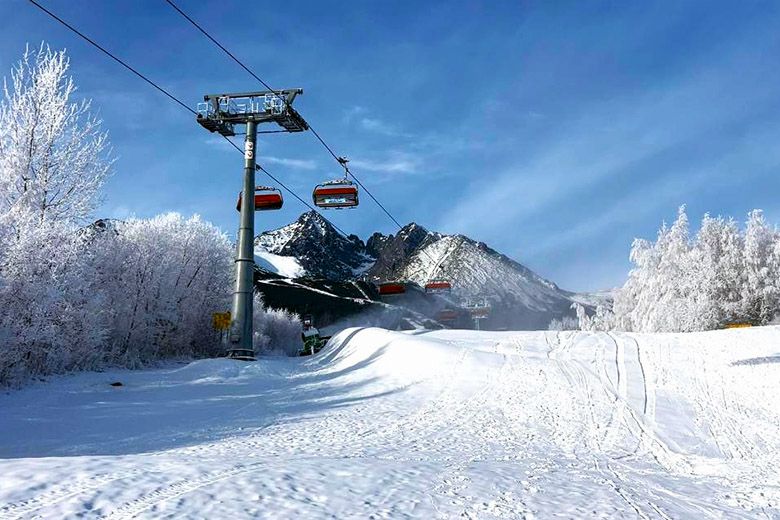 Modern sífelvonó Tátralomnicon a havas Magas-Tátra felett