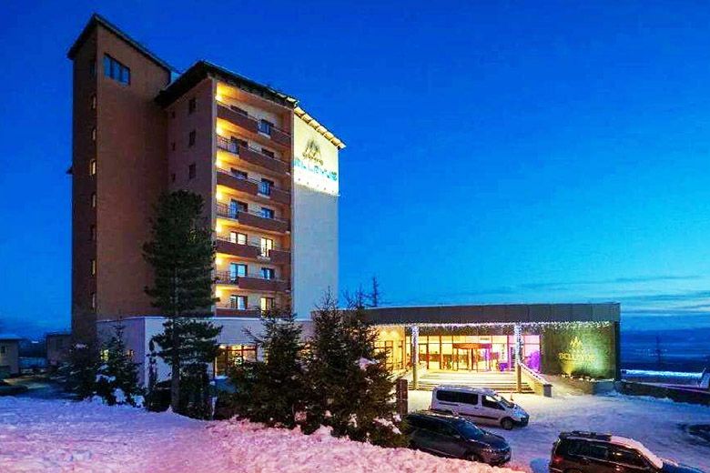 Bellevue Grand Hotel bejárata télen Ótátrafüreden