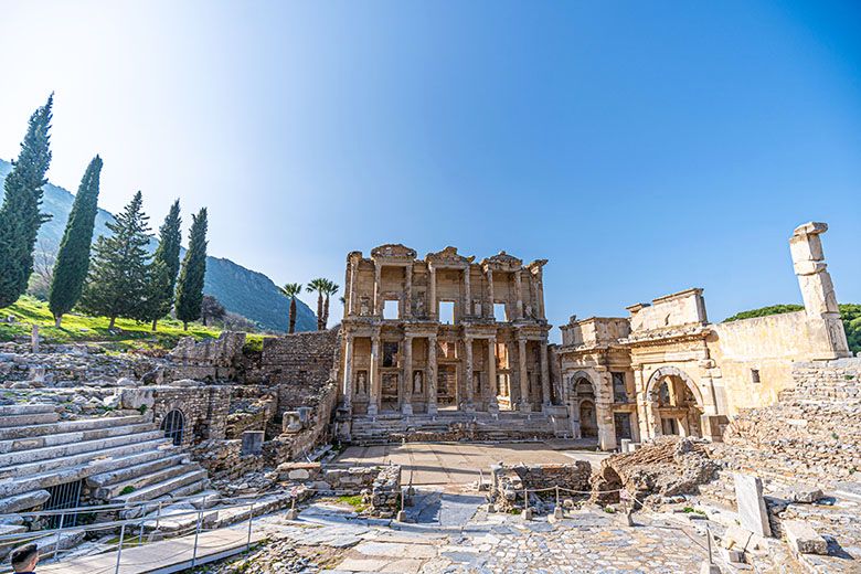 Epheszosz ókori városa Izmir közelében, a Jelenések könyvének egyik legismertebb gyülekezeti helyszíne