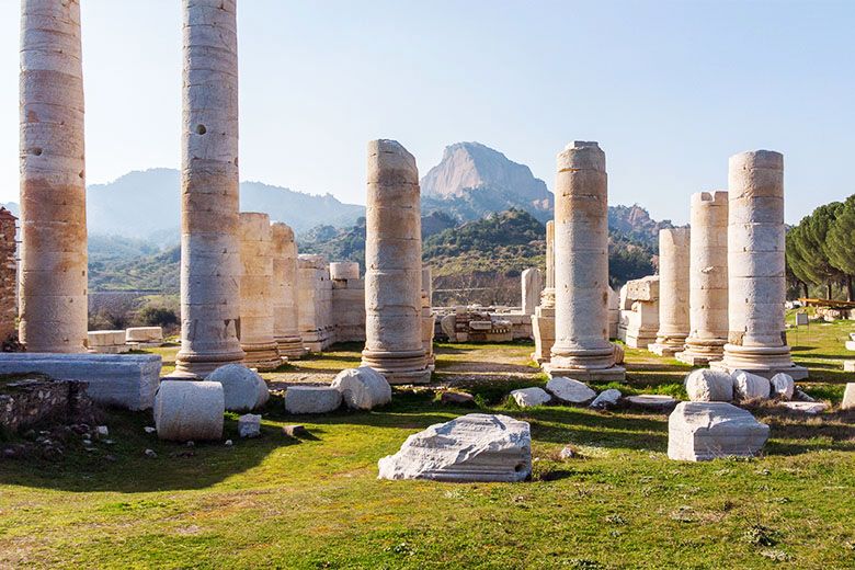 Szárdisz romjai Manisa közelében, Artemisz-templom maradványaival a hét gyülekezet útvonalán