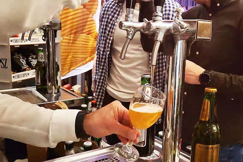 Sör csapolása pohárba az Indoor téli sörfesztiválon Budapesten.