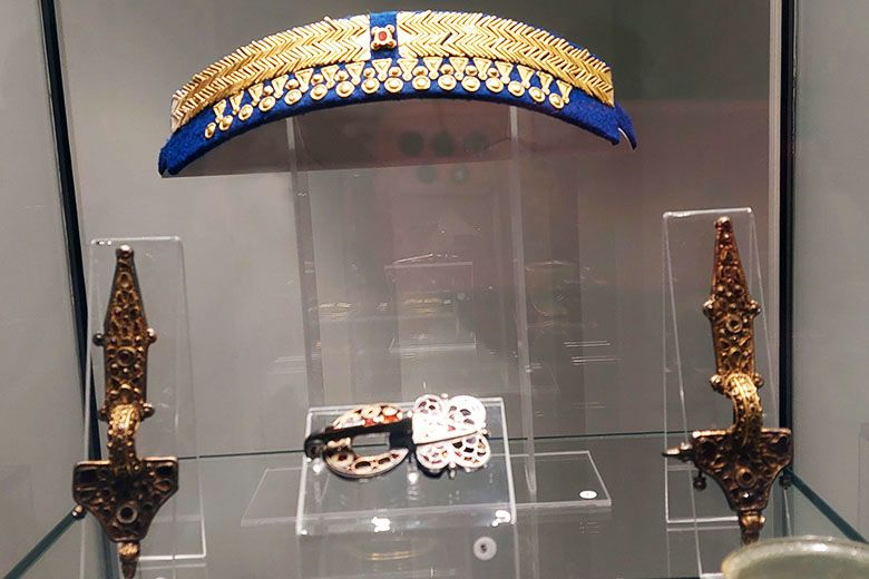 Hun kori arany fejdísz az Attila-kiállításon a Magyar Nemzeti Múzeumban.