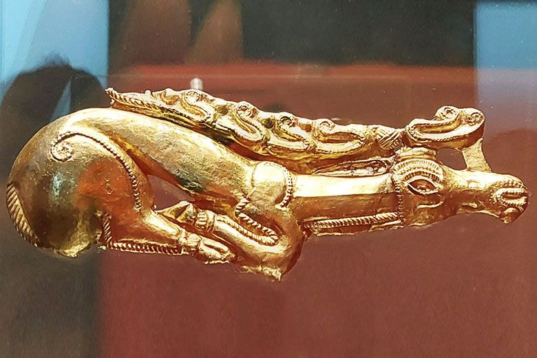 Arany lószobor az Attila-kiállításon a Magyar Nemzeti Múzeumban.