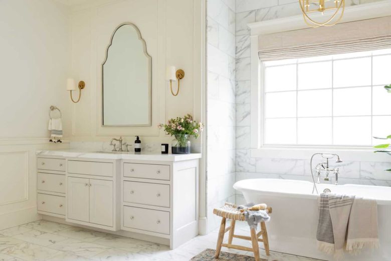 Bathroom vanity light and a bathtub 