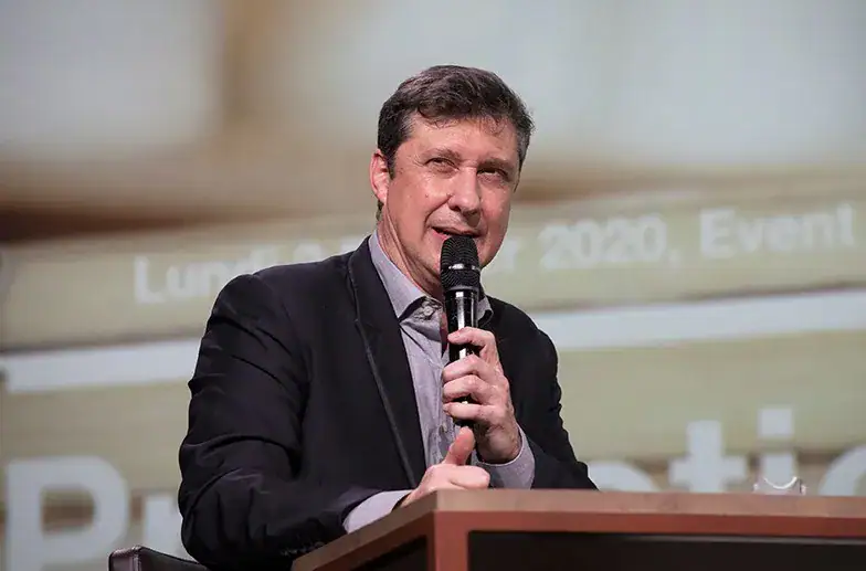 Yann Fernandez anime une séquence de questions-réponses avec la salle lors d'une conférence