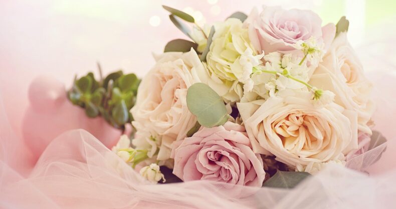 桜色と生成りの薔薇を束ねた、ブライダルブーケ