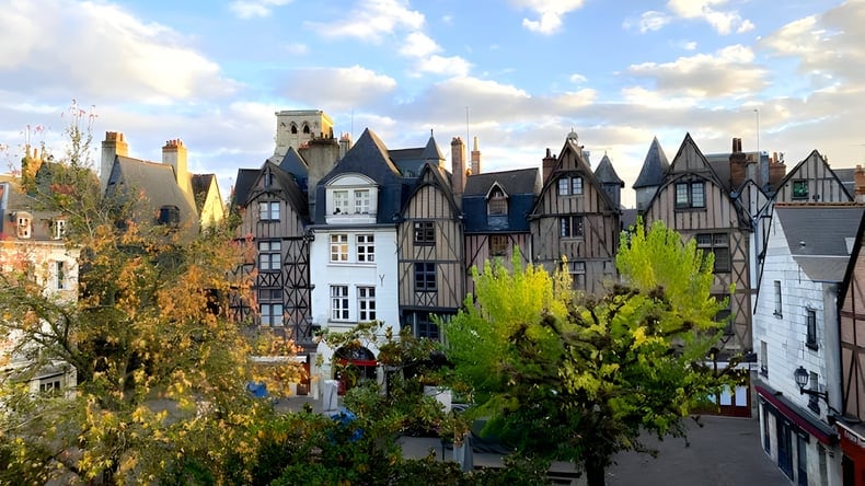 Historische Fachwerkhäuser in der Altstadt von Tours, Frankreich