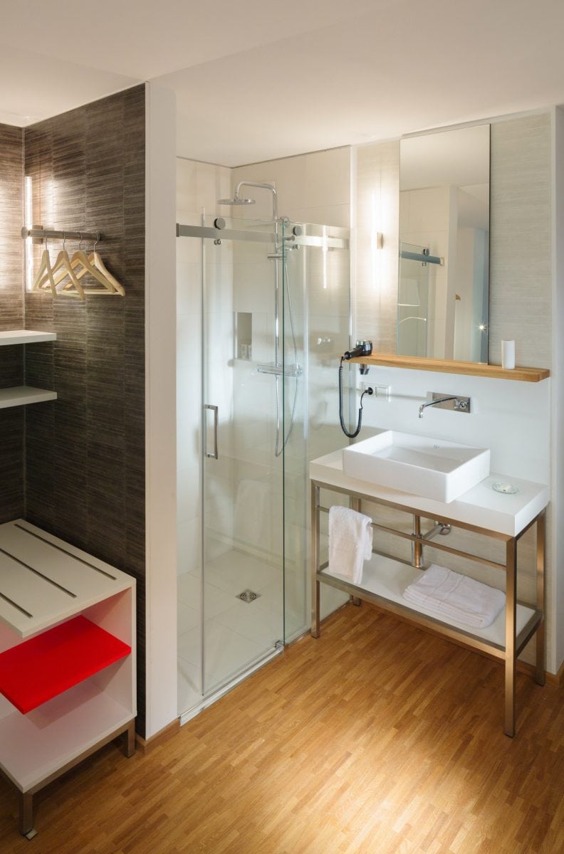 V-Hotel Bonn: Übernachten Sie im vier Sterne Design-Hotel und genießen Sie die besondere Atmosphäre mitten in der Natur, umgeben von Kunst in einem innovativen, nachhaltig geführten Familienunternehmen. V-Hotel Bonn - Genießen Sie eine Übernachtung in einem unserer vier Sterne Komfort Plus Zimmer