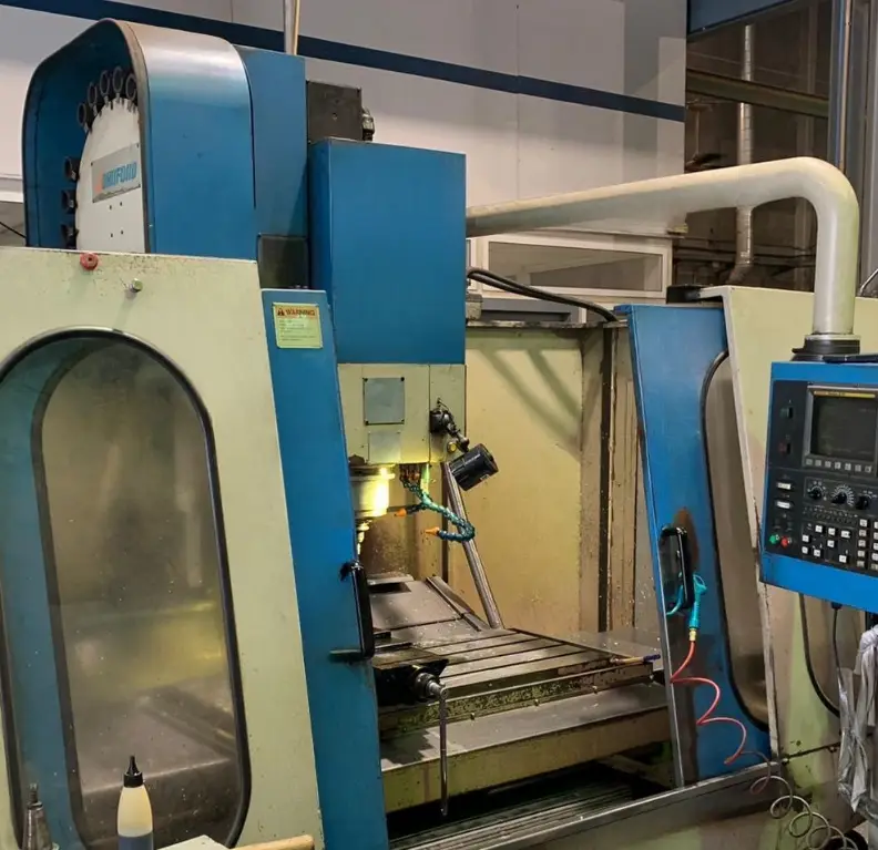 Fresa CNC mecanizando una pieza metálica en Talleres Profer