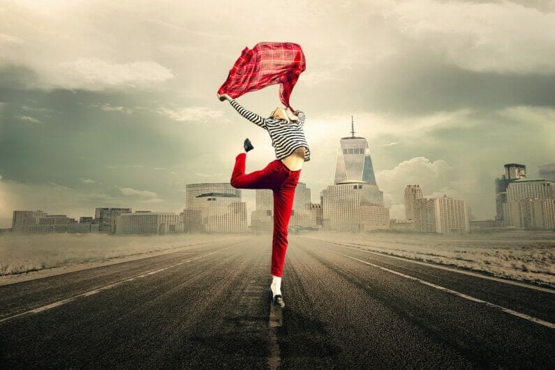 喜びのダンスで飛び跳ねている女性