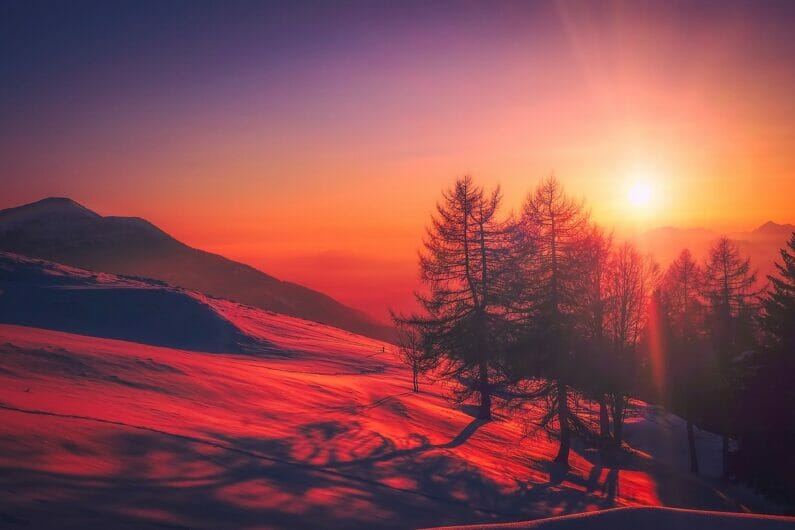 沈みゆく太陽が照らす山
