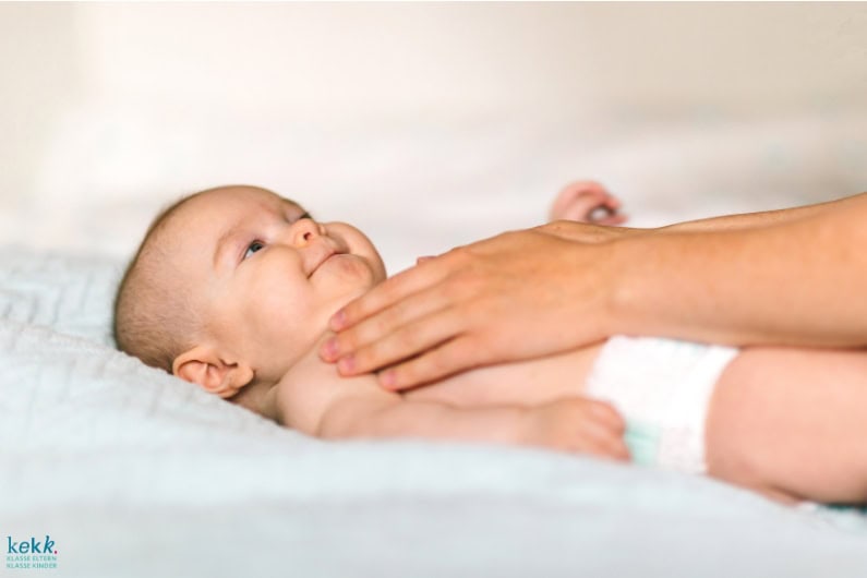 Babymassage Mainz-Kostheim. Baby liegend wird massiert. Babymassage Mainz-Kostheim. Baby liegend wird massiert.