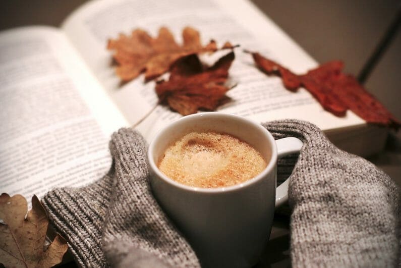 コーヒーを持つ