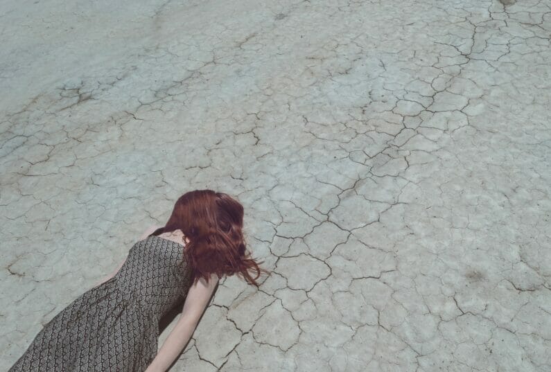 倒れこむ女性
