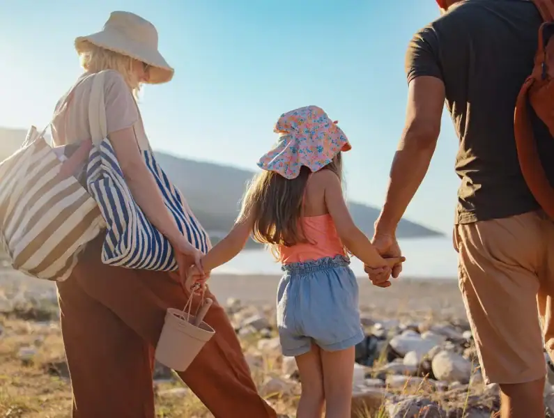 Mãe e filha a aproveitar um dia de verão no parque