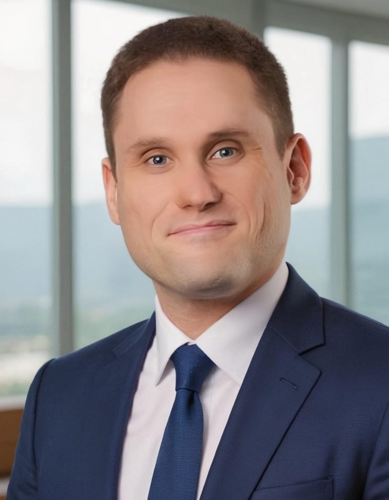 Business-Porträt von Rene Martin im Anzug vor moderner Fensterkulisse – Führungspersönlichkeit von Derevita X