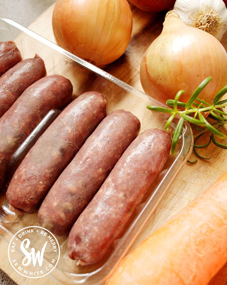 Venison sausages with onion, carrots and rosemary