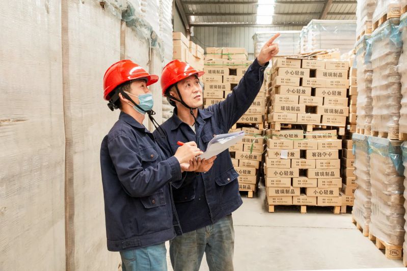 Rhine Wine Bottle 10 Two Employees Discuss Glass Bottle Warehouse