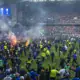 Atl= scènes de chaos à Ibrox après l'envahissement de terrain par les supporters des Rangers et ceux de Celtic après le quart de finale de la Coupe d'Ecosse. L'Image est générée par l'IA.