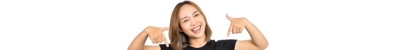 サポートが充実したおすすめの結婚相談所ボタンを、笑顔で指差して紹介する女性