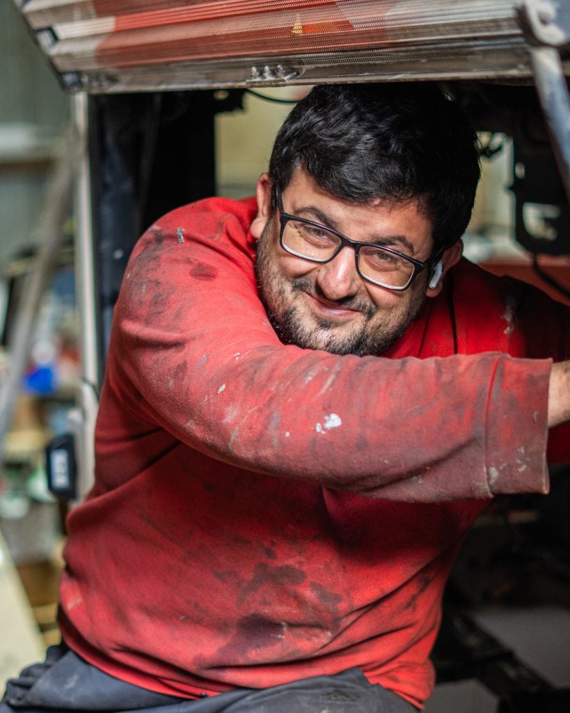 Portrait des Geschäftsführers der Ambos GmbH Jan-Gorbet Mohammad.