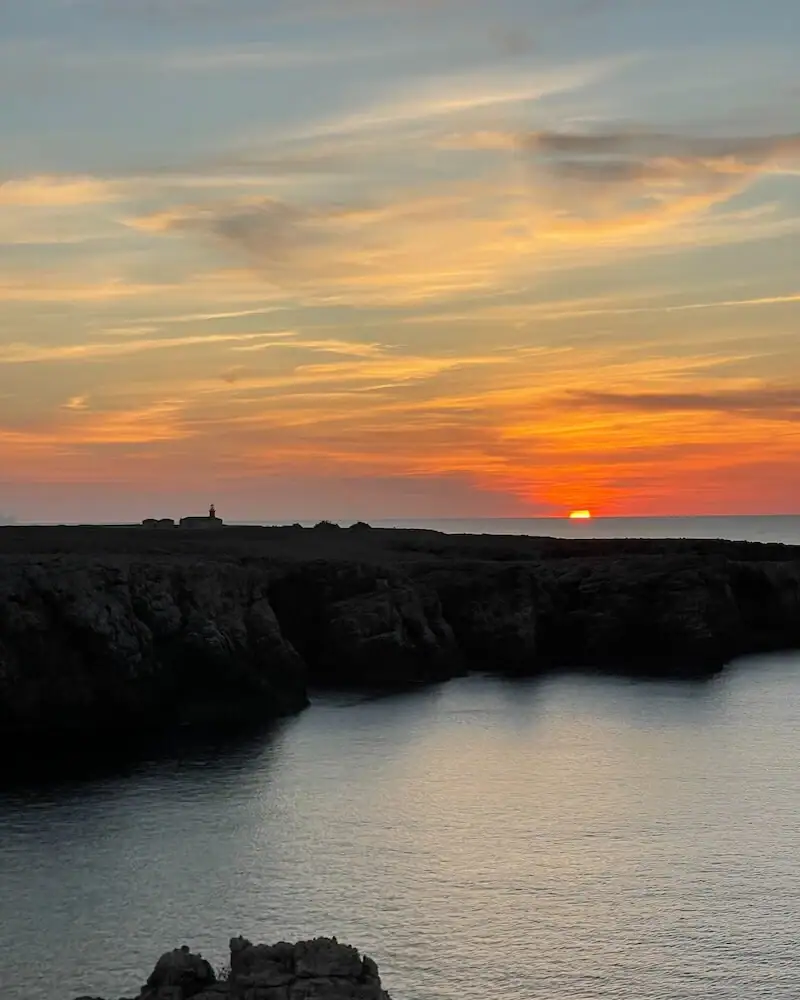 Puesta de sol en un faro de Menorca