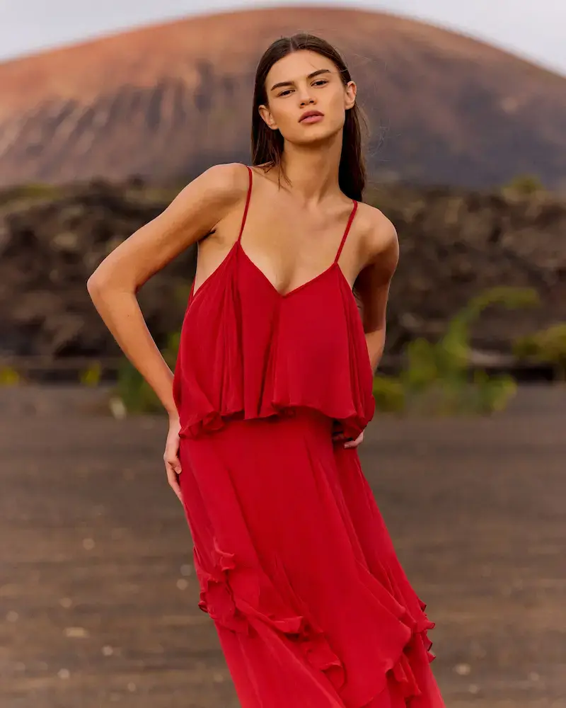Vestido rojo fluido de Mes Demoiselles – firma representada en España por B SIDE Showroom Madrid</p> <p>Natural, descriptivo y alineado con intención B2B.