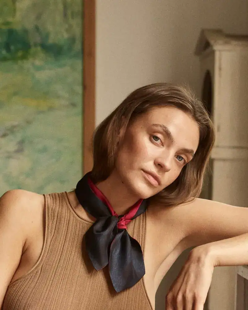 Pañuelo de seda Tapis Noir en cuello en tonos negro y rojo con estilo minimalista contemporáneo