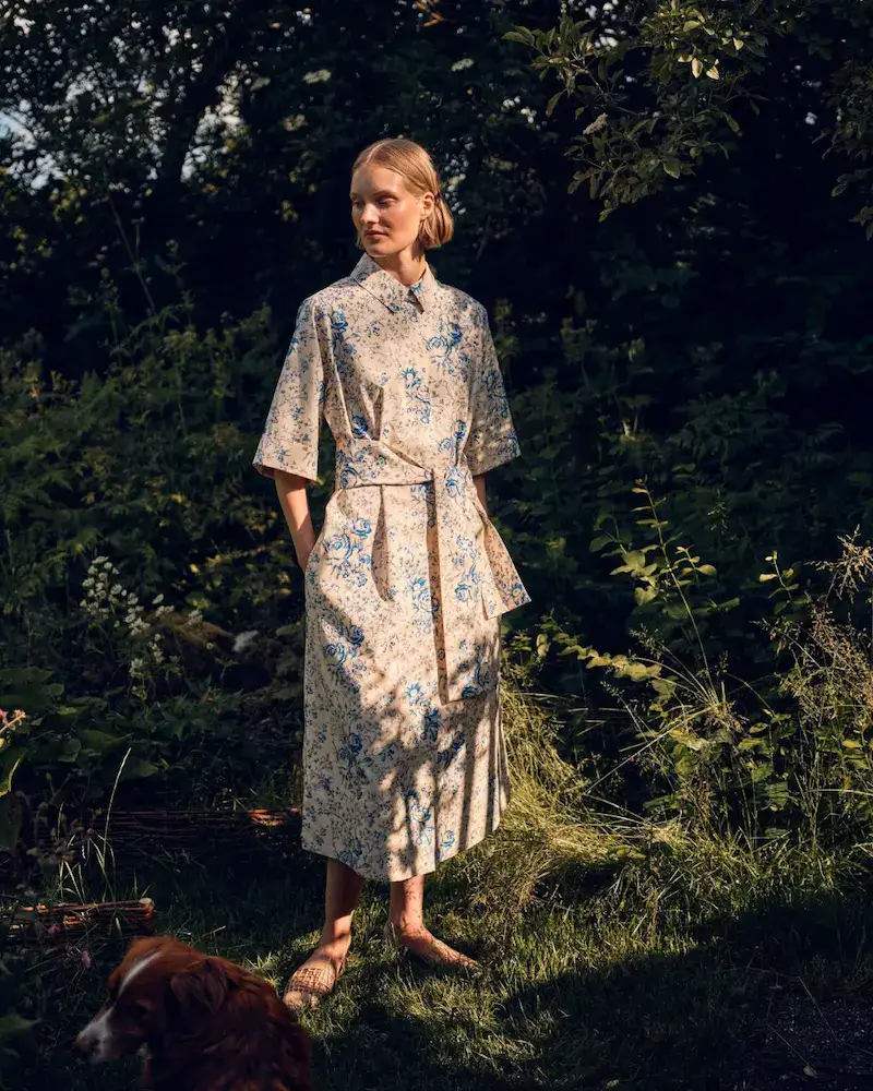Vestido Tapis Noir con estampado botánico inspirado en archivo textil en entorno natural