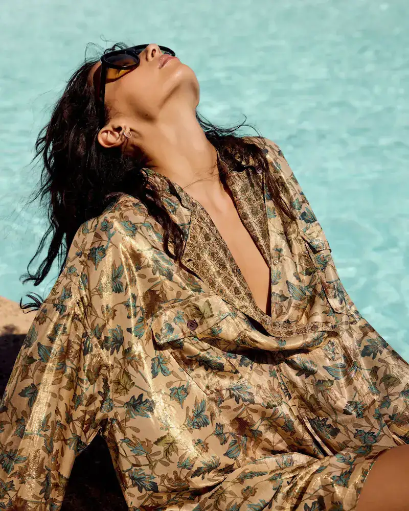 Vestido estampado de Mes Demoiselles Paris inspirado en el estilo resort y la moda femenina contemporánea.