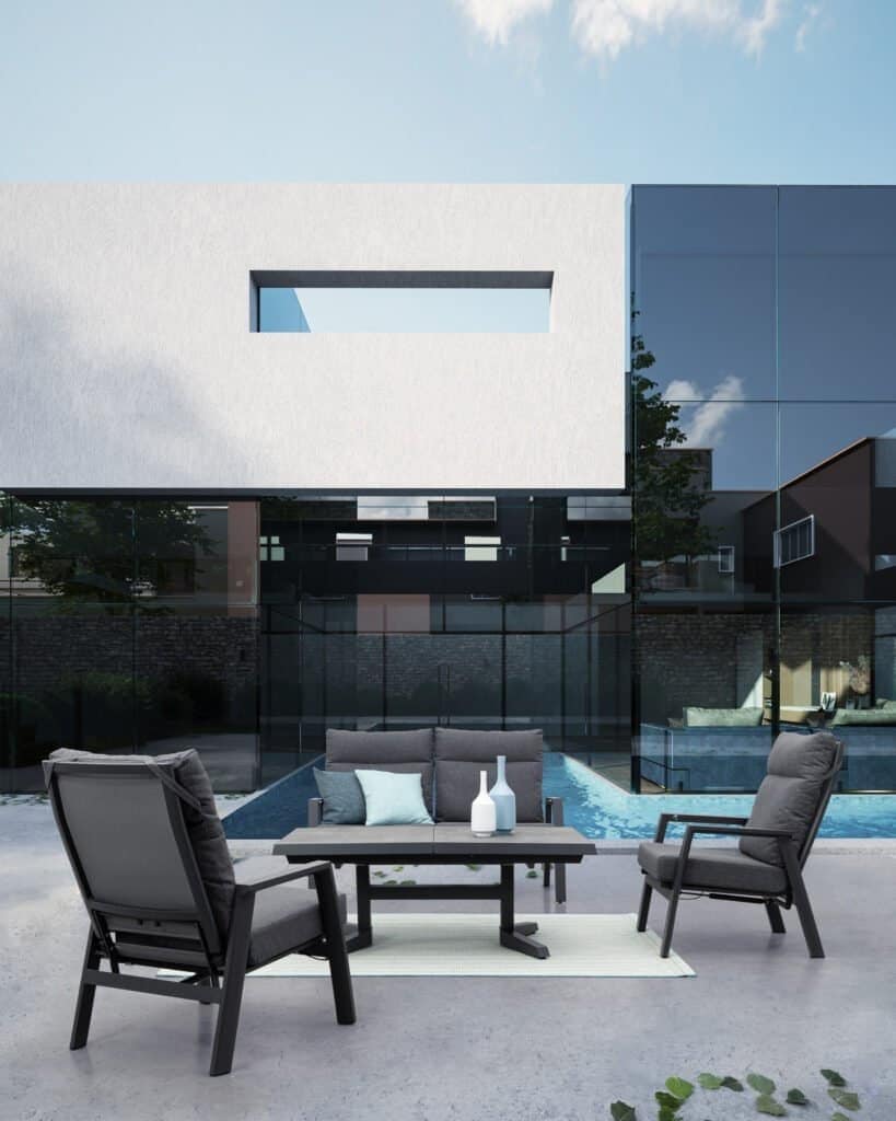 Sdraio e divano da esterno con vaso decorativo, atmosfera elegante e contemporanea.