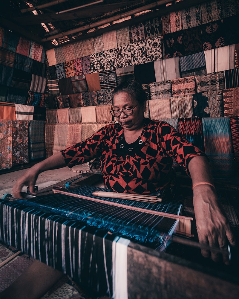 Tradicional lombok Sasak women weaving