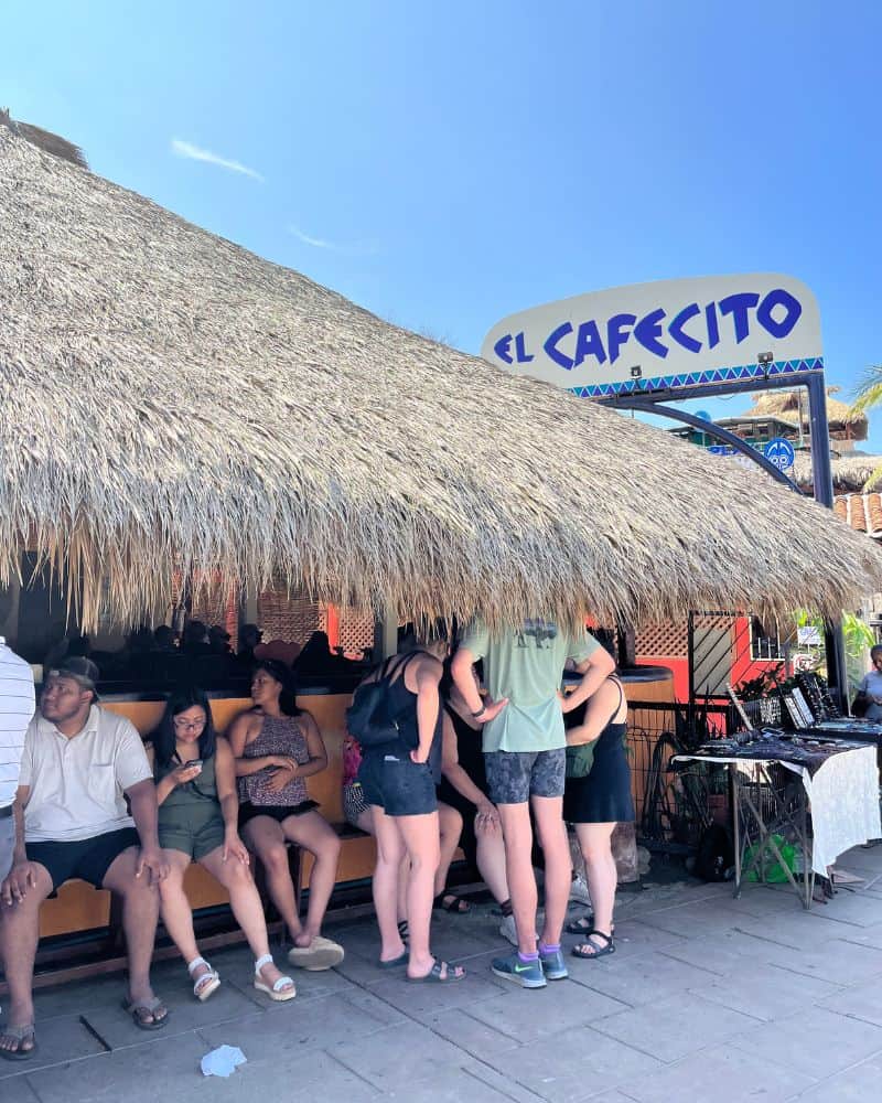 people waiting for a table at El Cafecito Puerto Escondido restaurant