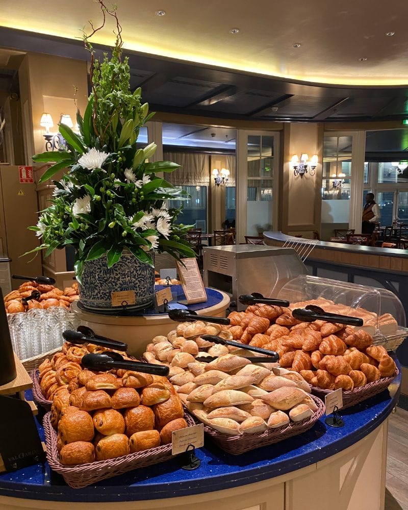 colazione hotel disney newport bay club