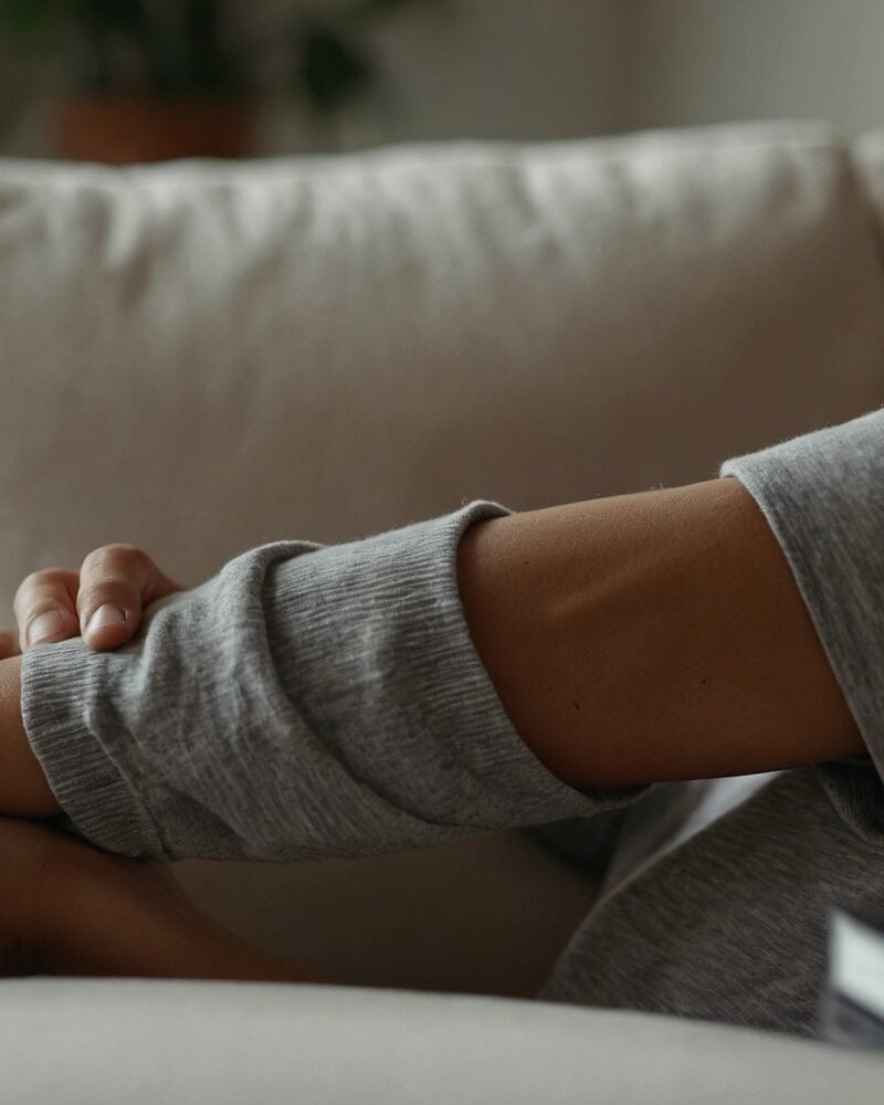 Fourmillement bras gauche : causes, signaux d&rsquo;alarme et quand consulter