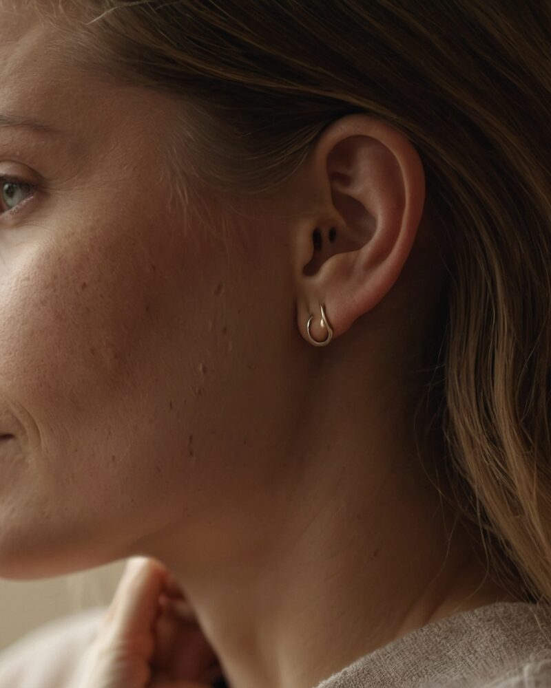 Oreille gauche qui siffle : causes, significations et solutions concrètes