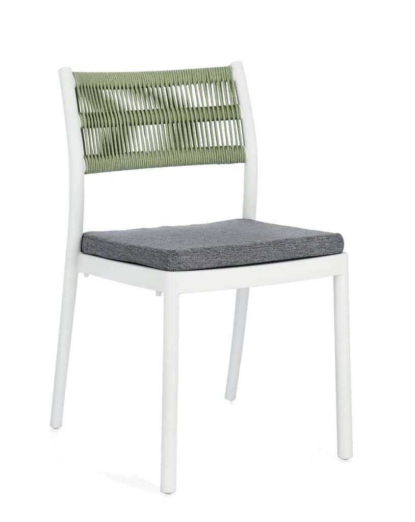 Sedia elegante con struttura bianca, seduta grigia e schienale in corde verde, perfetta per interni e giardini.
