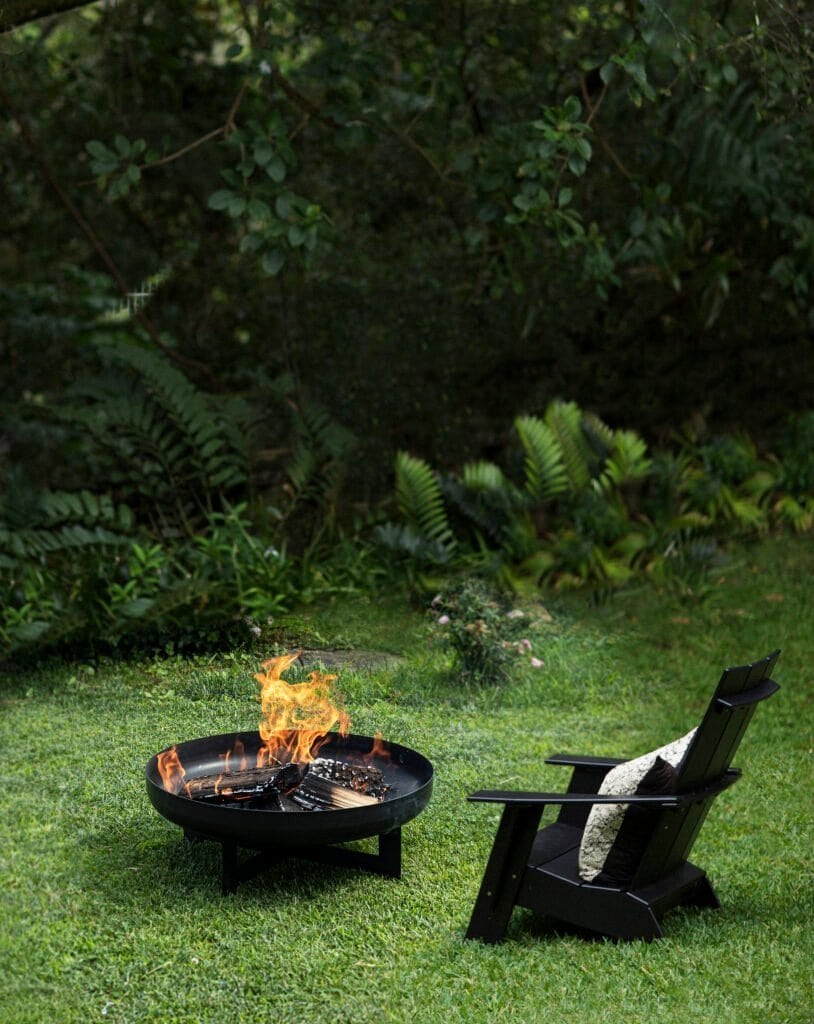 Focolare esterno con seduta in giardino, ideale per relax e convivialità.