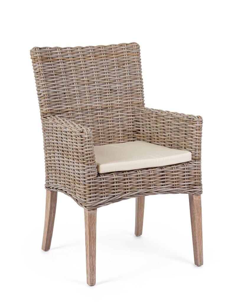 Sedia in vimini beige con seduta comoda e struttura in legno chiaro.