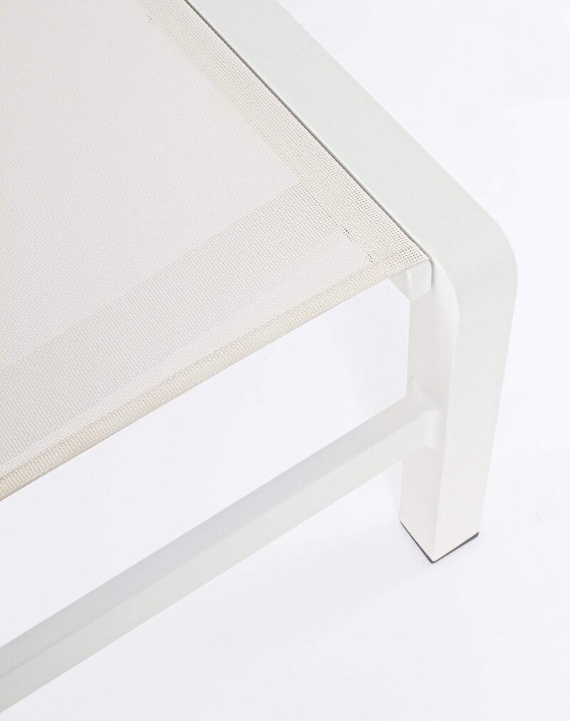 Sedia bianca con seduta in rete e struttura minimalista, ideale per arredo contemporaneo.