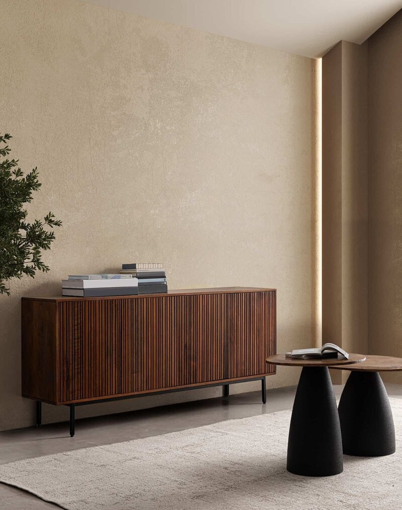 Spazioso mobile in legno con lista verticale, ideale per ambienti interni eleganti.