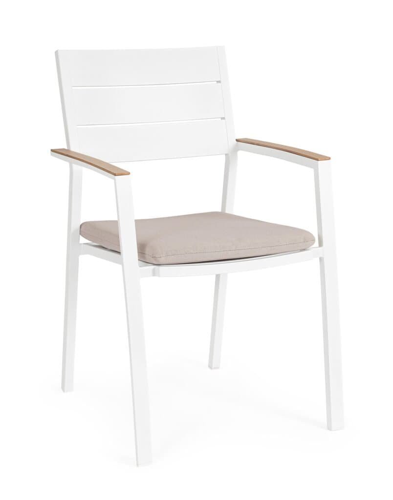 Sedia bianca con braccioli in legno e cuscino imbottito per il massimo comfort.