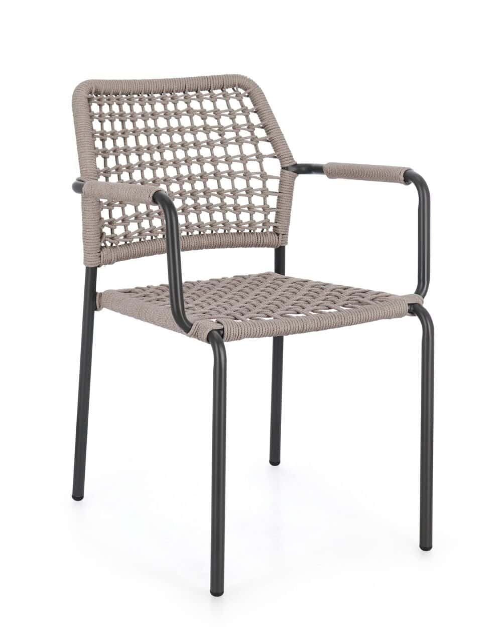 Sedia da esterno con seduta e schienale in rattan intrecciato, struttura in metallo nero, design elegante e resistente.