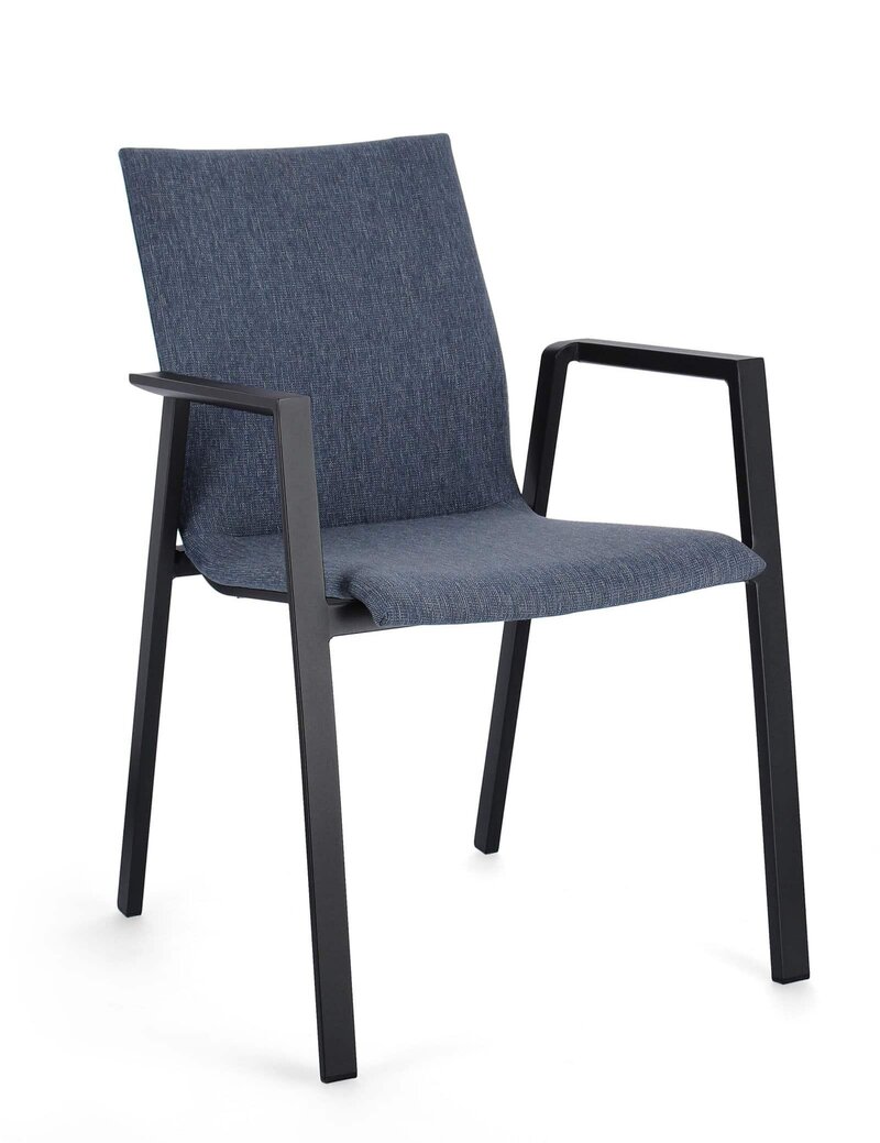 Sedia moderna design ergonomico con struttura in legno nero e rivestimento in tessuto blu scuro.
