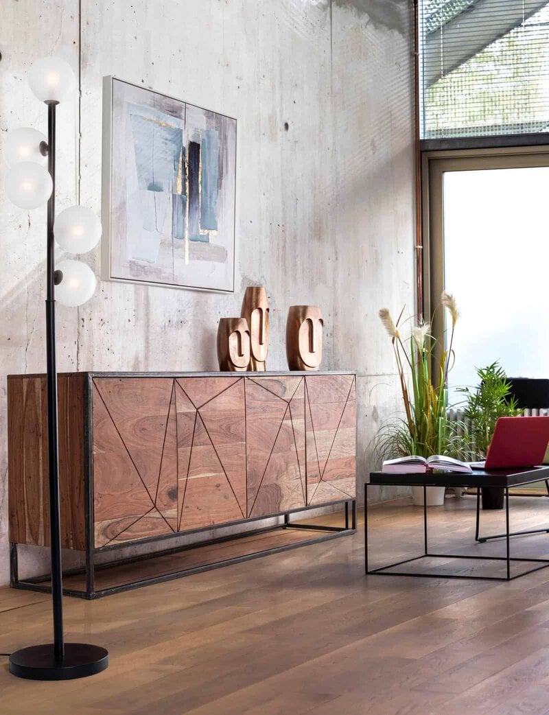 Mobile in legno con design geometrico, perfetto per un living di stile moderno e naturale.