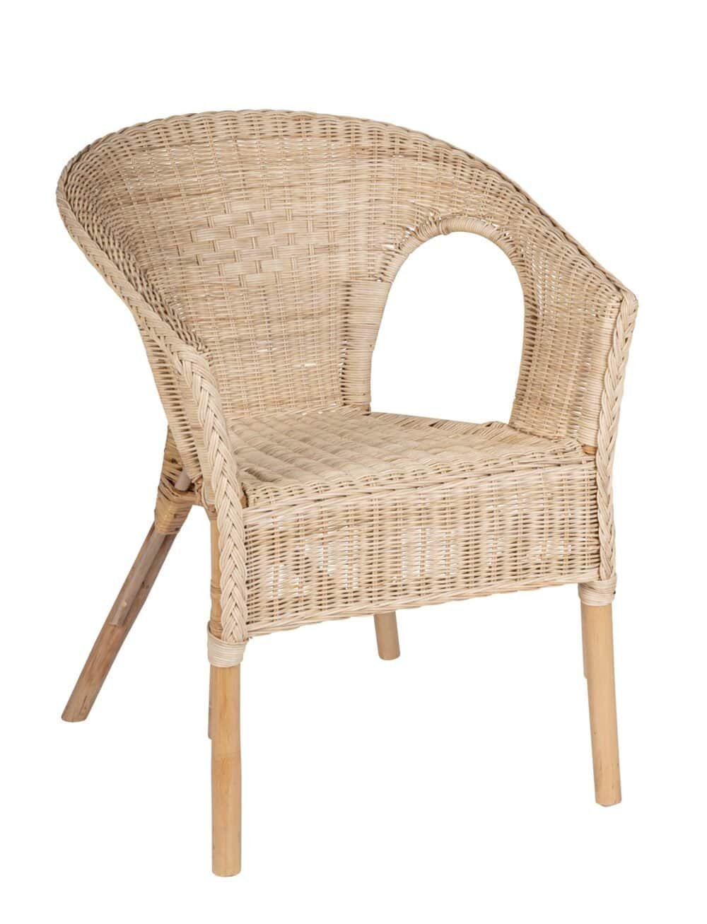 Sedia in vimini naturale con struttura in legno, perfetta per interni ed esterni.