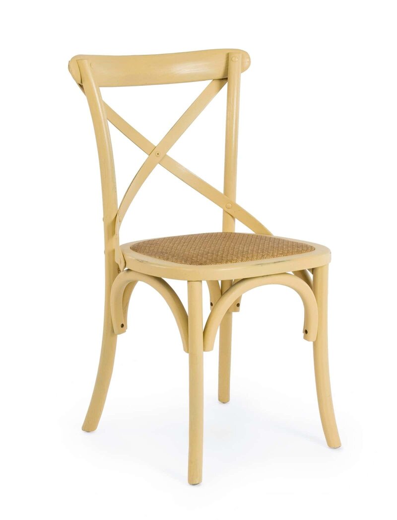 Sedia in stile rustico con struttura in legno chiaro e seduta in vimini, ideale per arredi eleganti e accoglienti.